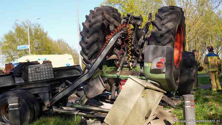 Tractor moet uitwijken voor auto en belandt op zijn kop