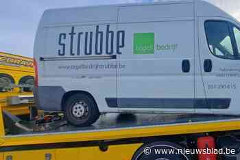 Bestuurder bestelwagen neemt bocht naar E40 te scherp en botst op vangrails