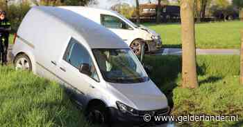 Busje eindigt met neus in de sloot na ongeval