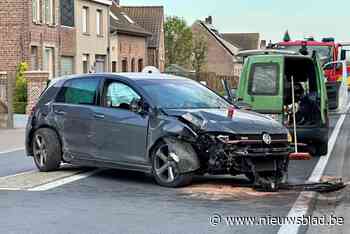 Auto ramt stuk omheining van caféterras en verlichtingspaal