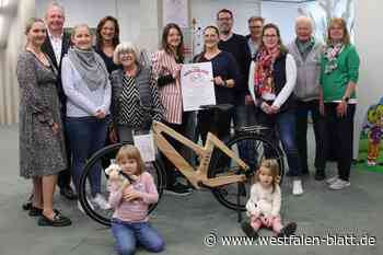 Losverkauf für Tombola zum Kirschblütenfest in Enger gestartet