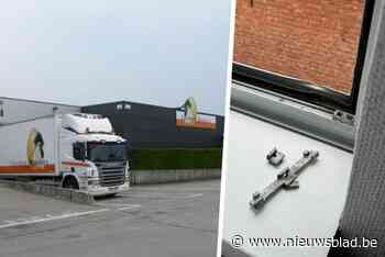 Gemaskerde mannen dringen bekend bedrijf binnen en stelen cash geld: “Het waren precies geen beginners”