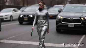 Metallic Look: So stylst du den futuristischen Trend richtig