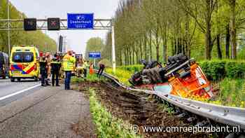 Vrachtwagen met aardappelen gekanteld op A27