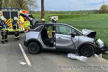 Auto prallt bei Bad Wünnenberg gegen Baum  – zwei Schwerverletzte