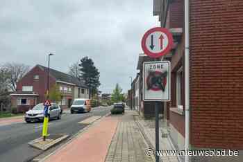 Onbekende bekladt verkeersbord met zwart kruis