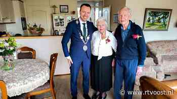 Burgemeester Kampen feliciteert platina bruidspaar: “Dit spant echt de kroon”