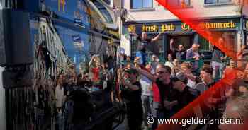 Porno op informatieborden Arnhem Centraal • Lijnbus belaagd door NEC-aanhang