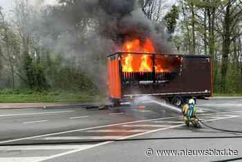 Oplegger gevuld met batterijen vat vuur in Wommelgem