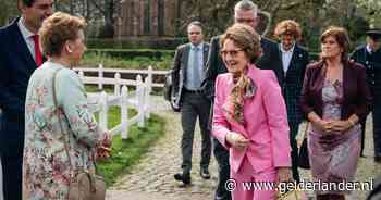 Prinses Margriet krijgt een 10 met een griffel: haar pak en pumps vloeken, maar het tasje maakt het goed