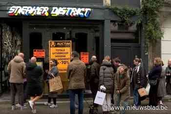 Stormloop bij uitverkoop sneakerwinkel in Kloosterstraat