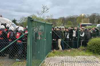 Politie in Brugge probeert Griekse fans terug te dringen met sproeiwagens: “Een deel van de supporters raakte toch binnen zonder ticket”