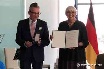 Gelungene Überraschung: Bundesverdienstkreuz für Götz Alsmann