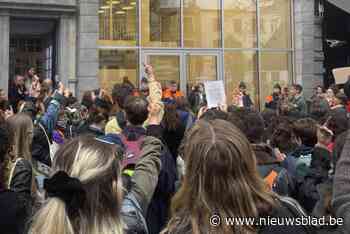 Striptentoonstelling lokt kwade menigte in Brussel: “Pedofilie is geen kunst”