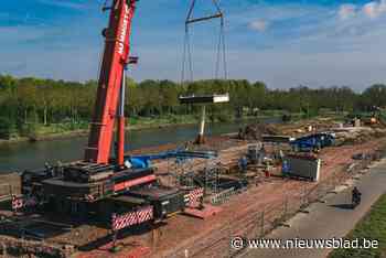 IN BEELD. Eerste delen fietsers- en voetgangersbrug geïnstalleerd