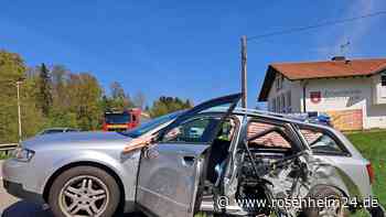 Anhänger löst sich und kracht in Audi - Feuerwehr kann zu Fuß anrücken