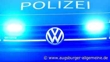 Autofahrer muss anderem ausweichen und landet im Acker