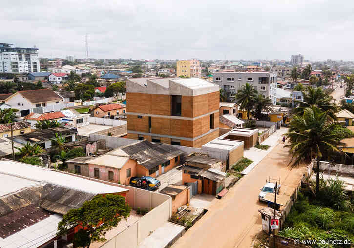 Stampflehm mit Betonkrone
 - Kunstzentrum in Accra von Adjaye Associates