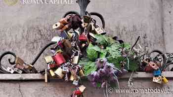 La polizia locale rimuove 200 "lucchetti dell'amore" da piazza di Trevi