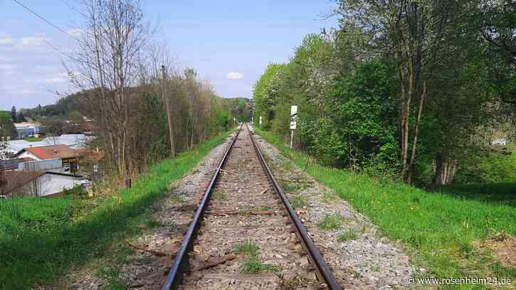 Notbremsung! Grobe Äste auf Bahnstrecke zwischen Prien und Aschau - Hubschrauber im Einsatz