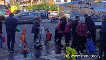 Bravetta senz'acqua, i residenti in fila all'autobotte con taniche e carrelli