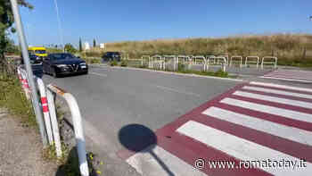 Pedoni e auto a rischio a Torrino-Mezzocammino: i cittadini raccolgono firme per chiedere semafori e dissuasori