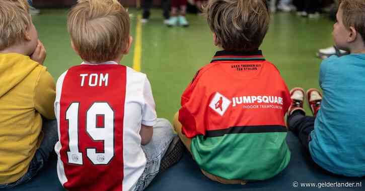 Julian (5) kreeg volle laag om Ajax-shirt, en daarom komt iedereen naar school in een voetbalshirt