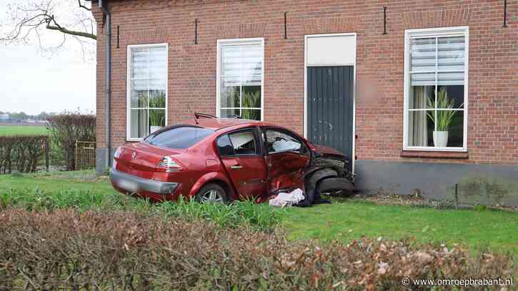 Auto rijdt tegen huis na botsing met bestelbus: drie gewonden