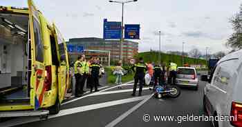 Motorrijder botst achterop auto bij Velperbroek, gewond naar ziekenhuis