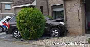 Vrouw gewond bij eenzijdig ongeval: eerst botsing met geparkeerde auto, daarna tegen een woning