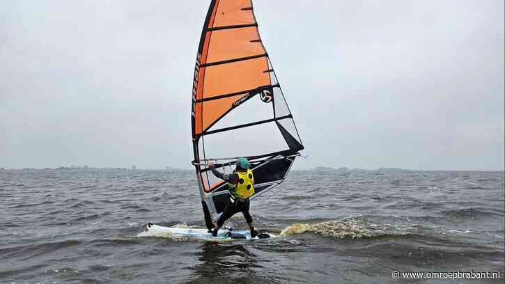 Jos kan amper zien, maar surfte toch (bijna) het IJsselmeer over