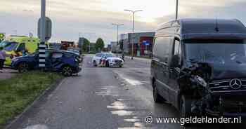 Zware aanrijding tussen bestelbus en auto met meerdere kinderen: één gewonde en een aanhouding