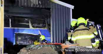 Loods loopt veel schade op bij brand, straat lange tijd afgesloten