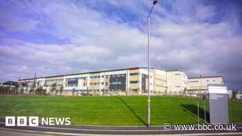 Patient's death in corridor 'linked to poor care' - report