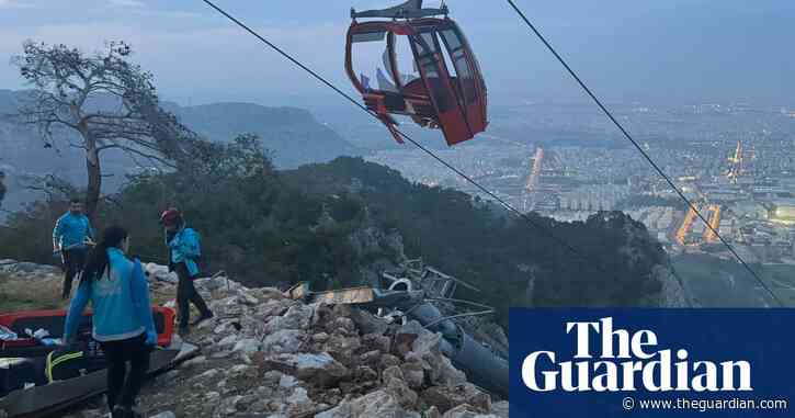 One killed and 184 stranded midair after cable car collapses in Turkey