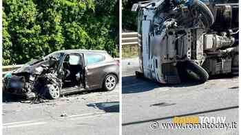 Incidente sulla Casilina: carambola tra due auto e un furgone, due feriti