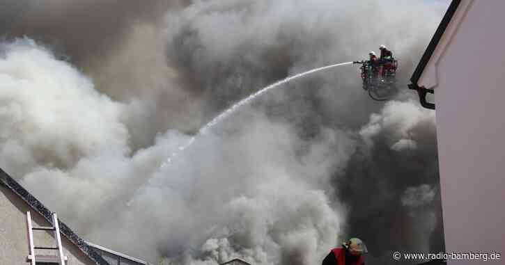 Hoher Schaden bei Brand an mehreren Gebäuden