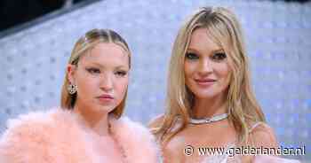 Deze dochters van modellen lijken sterk op hun moeders én gaan hen achterna: Lila (21) straalt naast Kate Moss