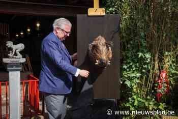 Prins Laurent bewondert weefkunst  tijdens 55e verjaardag streekmuseum in Weert