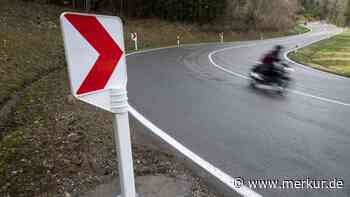 Tödlicher Unfall in Bayern: Motorradfahrer (27) kracht mit Auto zusammen und verstirbt noch am Unfallort