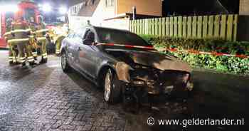 Geparkeerde auto vliegt in brand en gaat uit zichzelf een stukje rijden