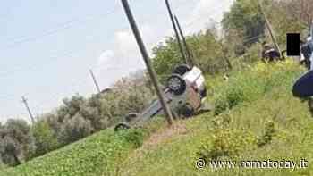 Perde il controllo dell'auto e si ribalta in un prato