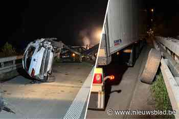 Klapband vrachtwagen veroorzaakt zware ravage op E34: twee gewonden, dertien wagens beschadigd