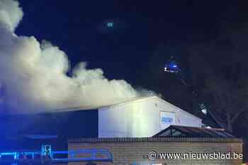 Afvalbrand bij bedrijf Vadegro in Moen: “Er werd lang nageblust om te voorkomen dat het vuur weer zou opflakkeren”