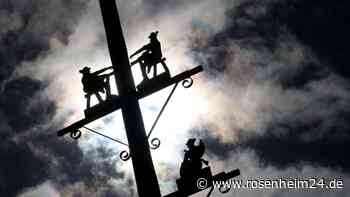 Schwerer Unfall bei Maibaum-Transport: Jugendliche von Traktor geschleudert