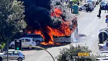 Incendio a Tor Sapienza: autobus in fiamme, tre persone intossicate