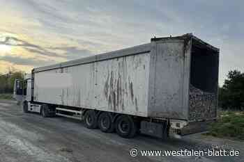 Restmüll-Lastzug qualmt in Innenstadt Höxter: Feuerwehr greift ein