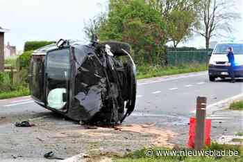 Bestuurster (25) onder invloed valt in slaap en gaat overkop