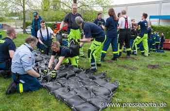 FW Gronau: Gemeinsam Sandsäcke packen / Ausbildung Hochwasserschutz von THW und Feuerwehr Gronau