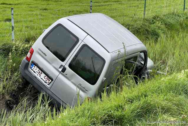 Voorbijgangers reanimeren man (67) nadat hij in gracht rijdt: “Hopelijk werd zo zijn leven gered”